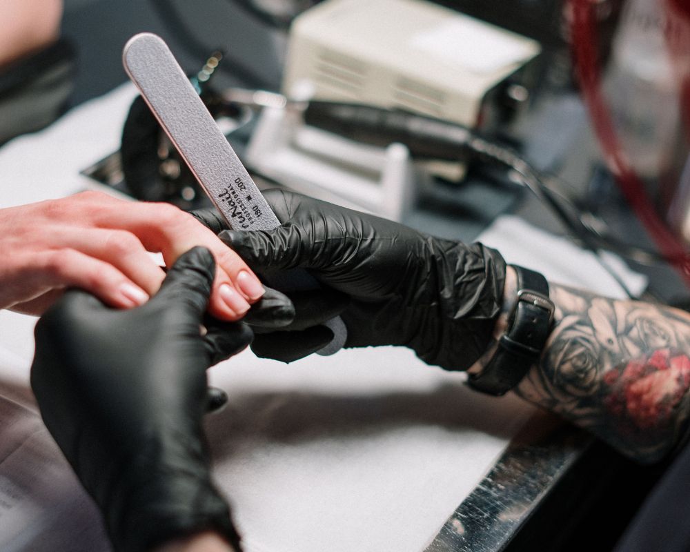 Profissional da Manirussa realizando manicure russa a seco em Mogi das Cruzes