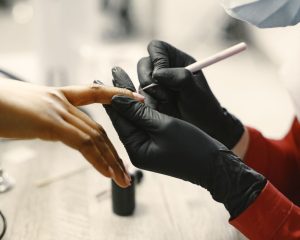 Profissional da Manirussa realizando manicure russa a seco em Mogi das Cruzes